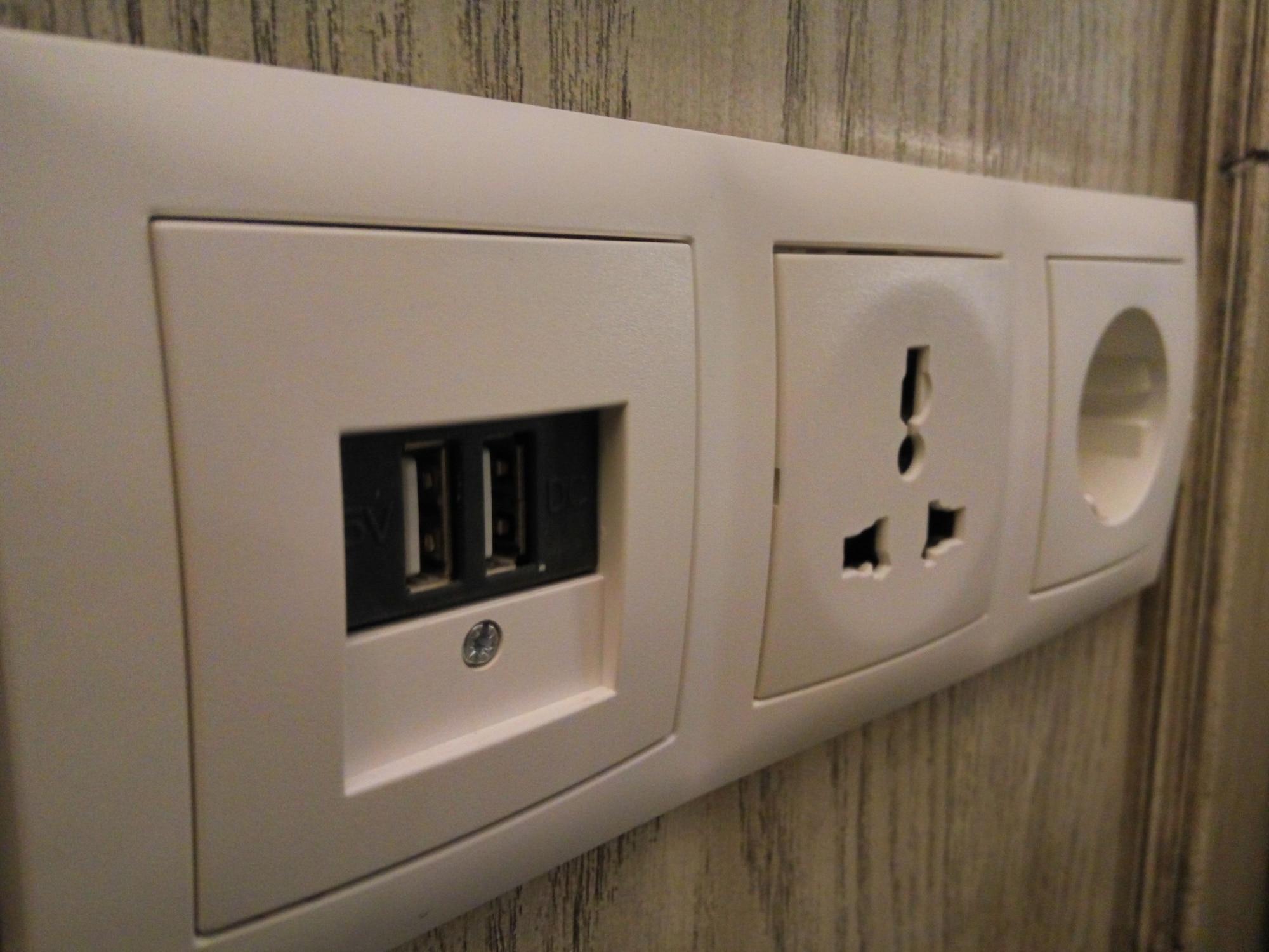 Jambuluwuk Oceano Seminyak Hotel Zewnętrze zdjęcie A power strip with a USB charger