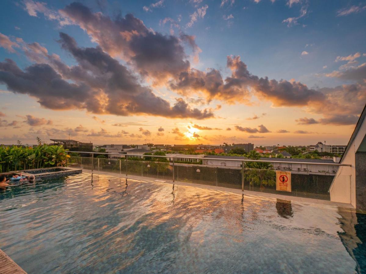 Jambuluwuk Oceano Seminyak Hotel Zewnętrze zdjęcie Sunset at the rooftop pool