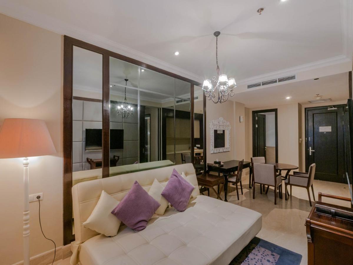 Jambuluwuk Oceano Seminyak Hotel Zewnętrze zdjęcie A living room in a typical apartment