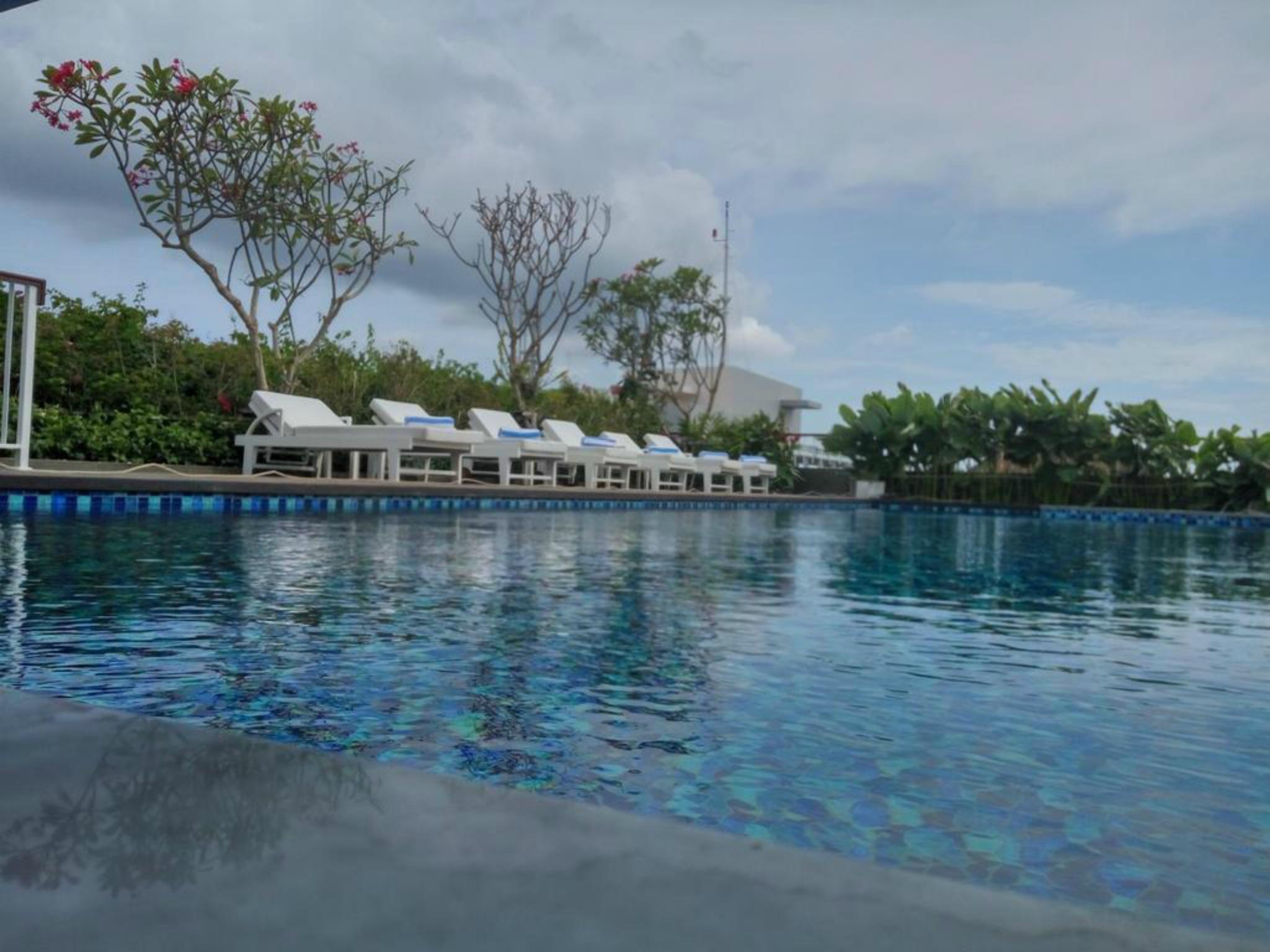 Jambuluwuk Oceano Seminyak Hotel Zewnętrze zdjęcie The swimming pool at the resort