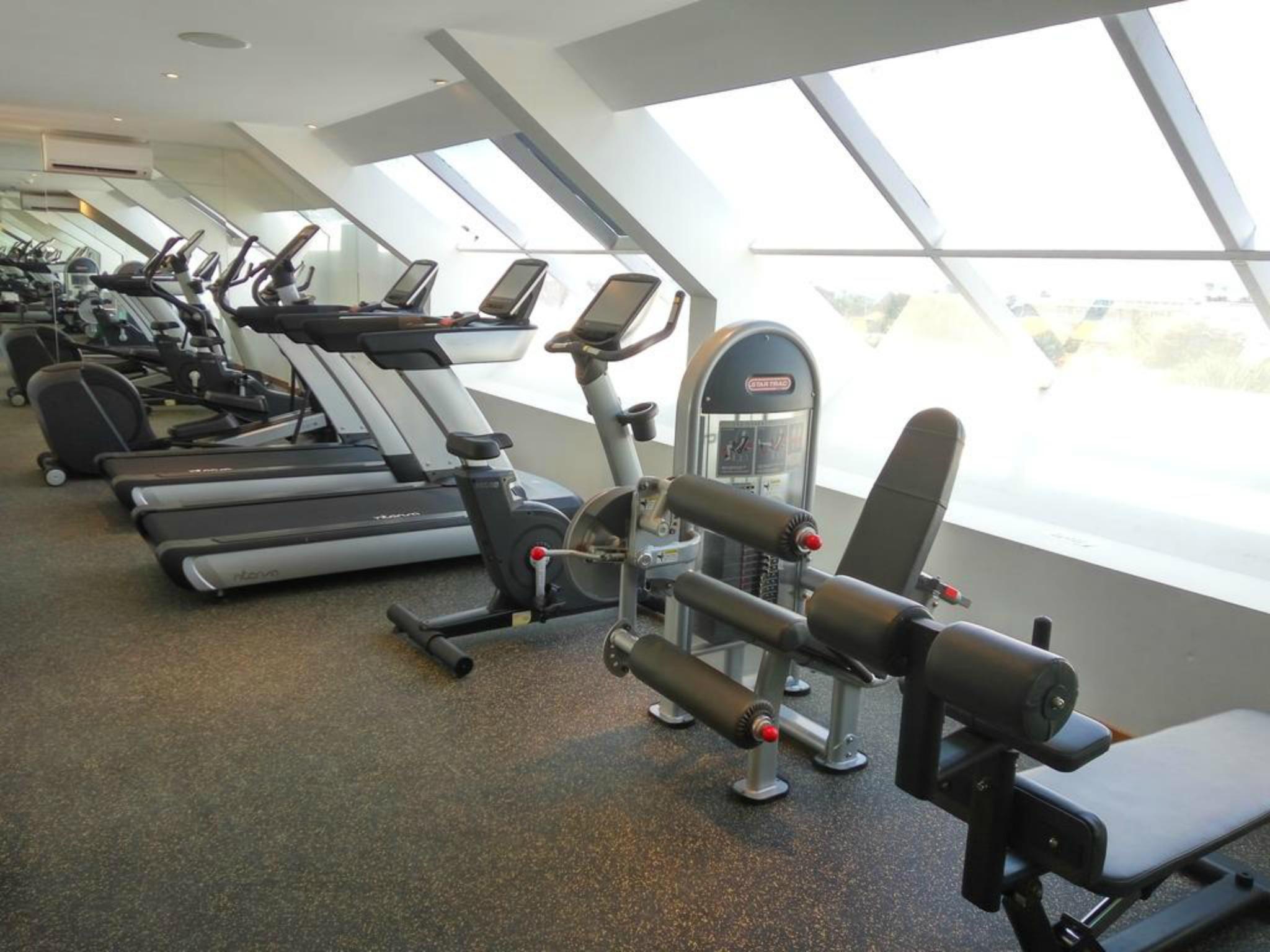 Jambuluwuk Oceano Seminyak Hotel Zewnętrze zdjęcie A gym at a hotel