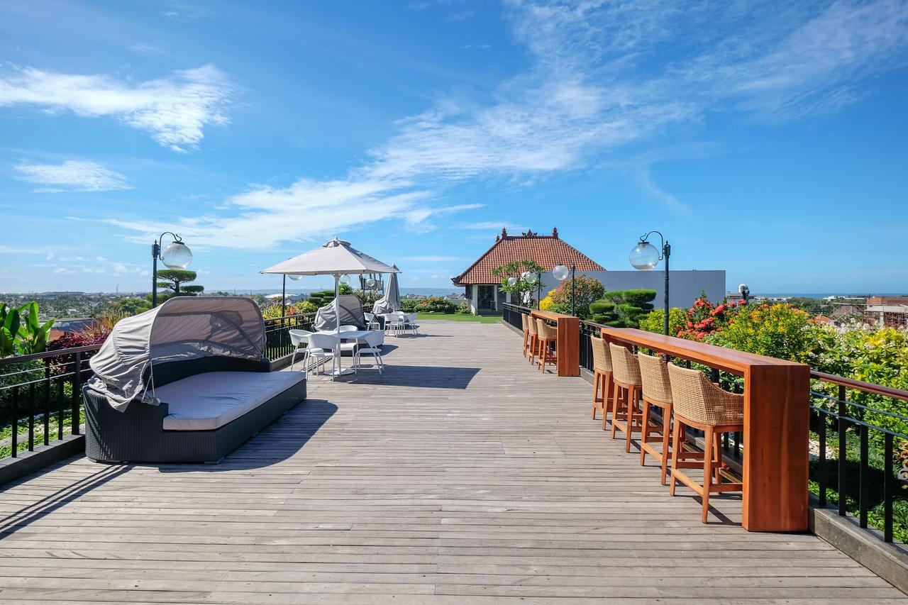 Jambuluwuk Oceano Seminyak Hotel Zewnętrze zdjęcie Rooftop bar at the hotel