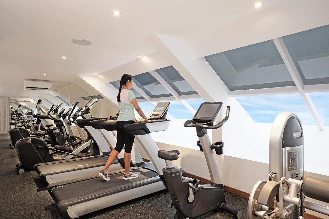 Jambuluwuk Oceano Seminyak Hotel Zewnętrze zdjęcie A woman on a treadmill